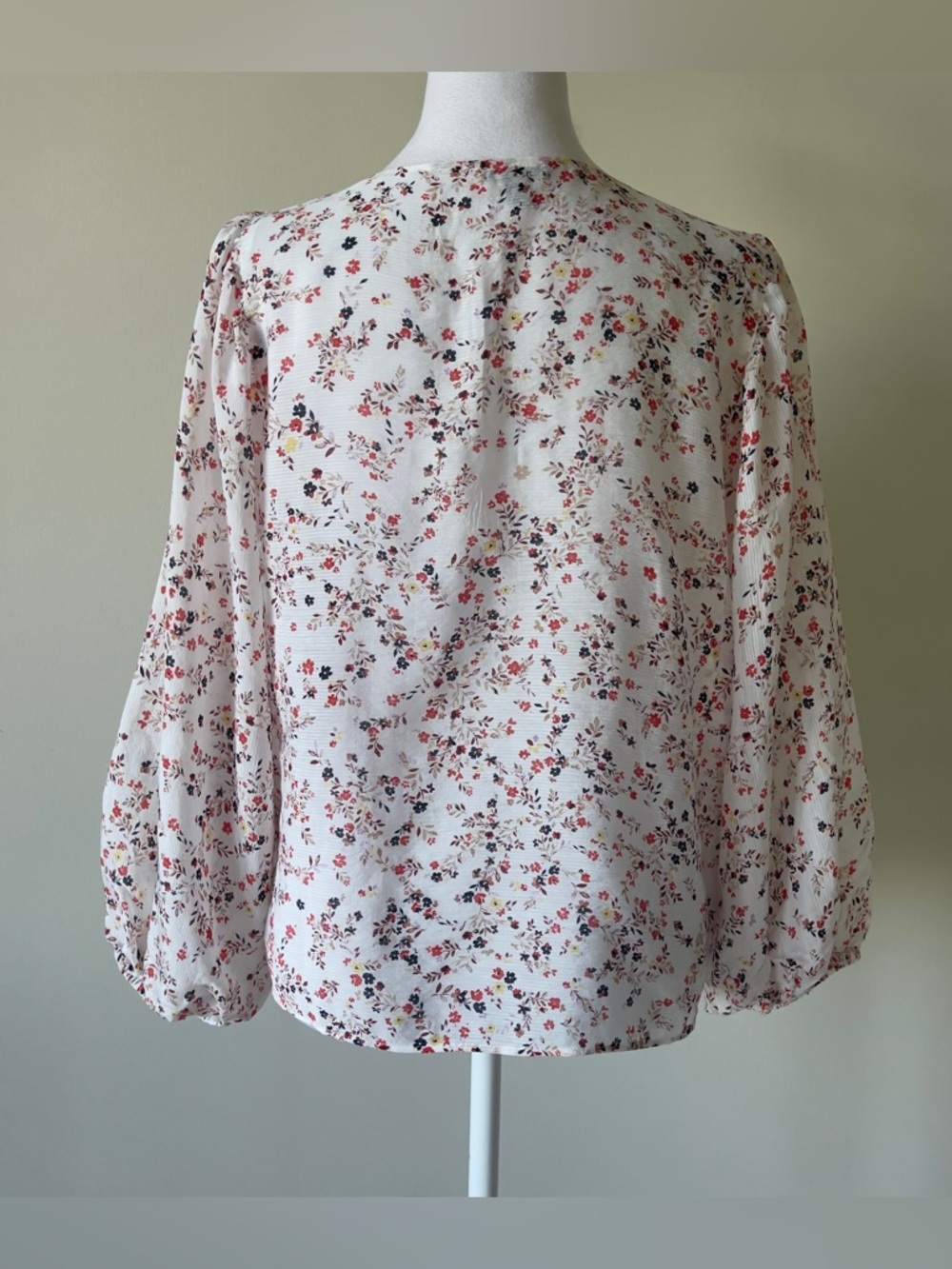 Ann Taylor Ivory with Pink Floral Print 1/2 Button Long Sleeve Blouse Size Small - Picture 3 of 5